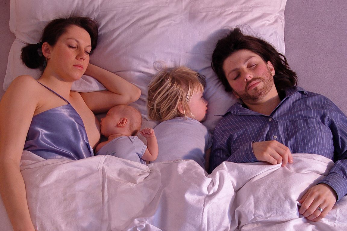 Спать вместе без. Совместный сон. Совместный сон с ребенком. Позы для совместного сна с ребенком. Безопасные позы для совместного сна.